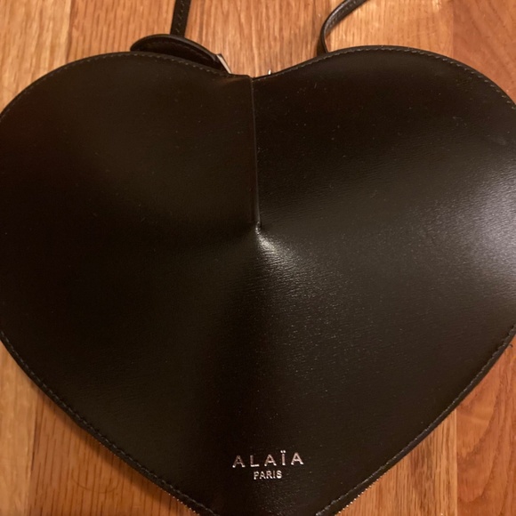 ALAÏA Le Coeur Leather Shoulder Bag in Lux Calfskin - Picture 6 of 7